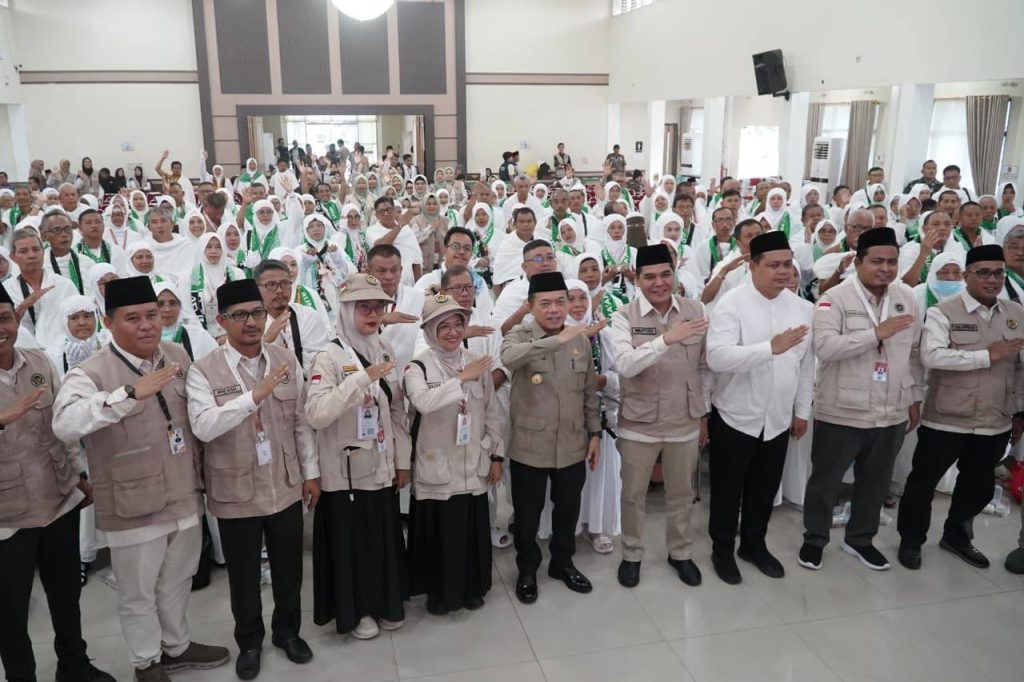 Gubernur Jambi, Dr. H. Al Haris, S.Sos., M.H., secara resmi melepas Jemaah Calon Haji (JCH) yang tergabung dalam Kelompok Terbang (Kloter) BTH 25 Provinsi Jambi musim haji 1447 Hijriah/2026 Masehi. Upacara pelepasan yang berlangsung khidmat ini digelar di Asrama Haji Kota Baru, Kota Jambi, Kamis (21/5/2026) siang. (Foto: Pemprov Jambi/Novriansah)
