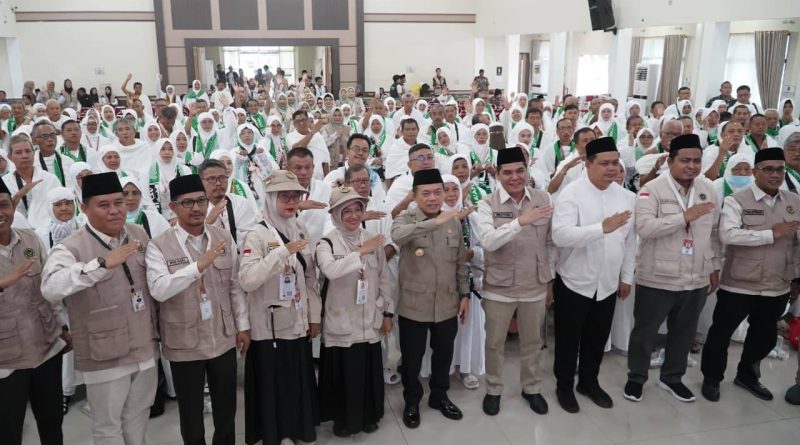 Gubernur Jambi, Dr. H. Al Haris, S.Sos., M.H., secara resmi melepas Jemaah Calon Haji (JCH) yang tergabung dalam Kelompok Terbang (Kloter) BTH 25 Provinsi Jambi musim haji 1447 Hijriah/2026 Masehi. Upacara pelepasan yang berlangsung khidmat ini digelar di Asrama Haji Kota Baru, Kota Jambi, Kamis (21/5/2026) siang. (Foto: Pemprov Jambi/Novriansah)