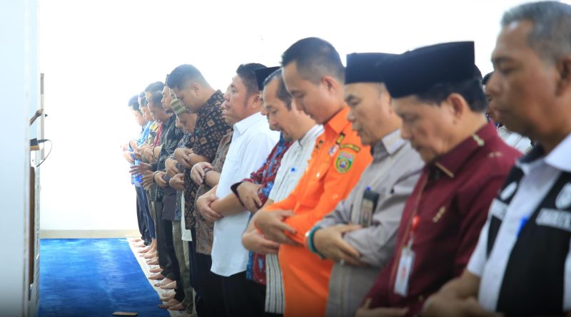 Gubernur Sumatera Selatan, Dr. H. Herman Deru, melaksanakan ibadah Salat Jumat berjemaah di lingkungan kerjanya di Masjid Al Hayza yang berada di dalam kompleks Kantor Pemerintah Provinsi Sumatera Selatan, Jumat (22/5/2026). (Foto: Pemprov Sumsel)