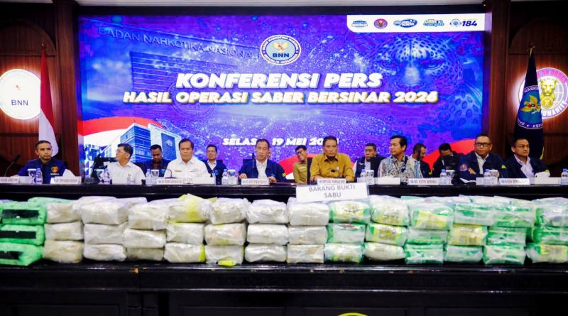 Badan Narkotika Nasional Republik Indonesia (BNN RI) mengumumkan capaian besar dalam pemberantasan barang haram di tanah air. Melalui Operasi Sapu Bersih Narkoba (Ops. Saber Bersinar) 2026, BNN bersama tim gabungan berhasil mengamankan 31 tersangka dari berbagai jaringan kakap, Selasa (19/5/2026). (Foto: Biro Humas dan Protokol BNN RI)