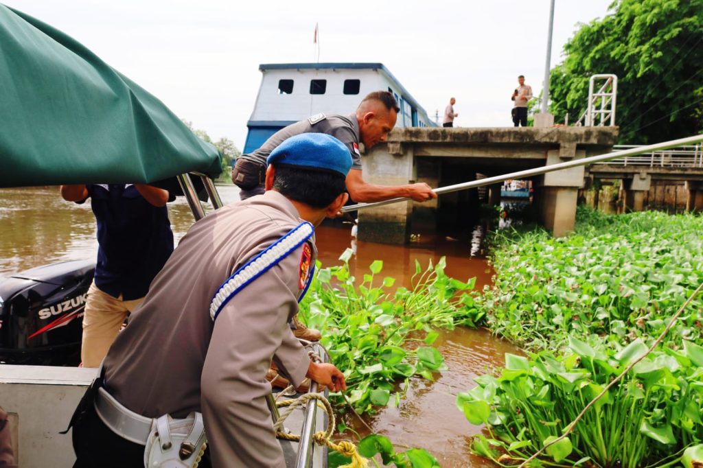 Polresta Pekanbaru bersama instansi lintas sektoral menggelar aksi sosial dan edukasi keamanan ketertiban masyarakat (Kamtibmas). Kegiatan berskala humanis ini dipusatkan di kawasan Pelabuhan Sungai Duku, Pekanbaru, Kamis (21/5/2026). (Foto: Humas Polresta Pekanbaru)