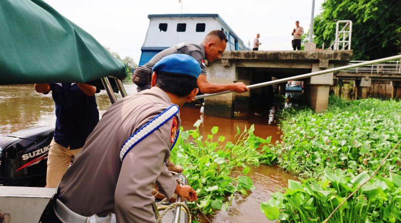 Polresta Pekanbaru bersama instansi lintas sektoral menggelar aksi sosial dan edukasi keamanan ketertiban masyarakat (Kamtibmas). Kegiatan berskala humanis ini dipusatkan di kawasan Pelabuhan Sungai Duku, Pekanbaru, Kamis (21/5/2026). (Foto: Humas Polresta Pekanbaru)