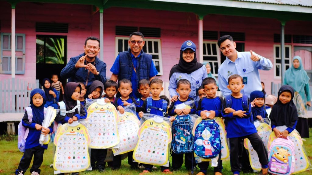 Koordinator Wilayah Badan Gizi Nasional (Korwil BGN) Kepulauan Meranti, Suryani, M.Han., memberikan apresiasi tinggi terhadap aksi sosial di sektor pendidikan anak usia dini. Yayasan Cahaya Bintang Abadi bersama Mitra Satuan Pelayanan Program Gizi (SPPG) Sungai Tohor sukses menggelar kegiatan berbagi peralatan sekolah, Rabu (21/5/2026). (Foto: Humas LAMR Kepulauan Meranti)