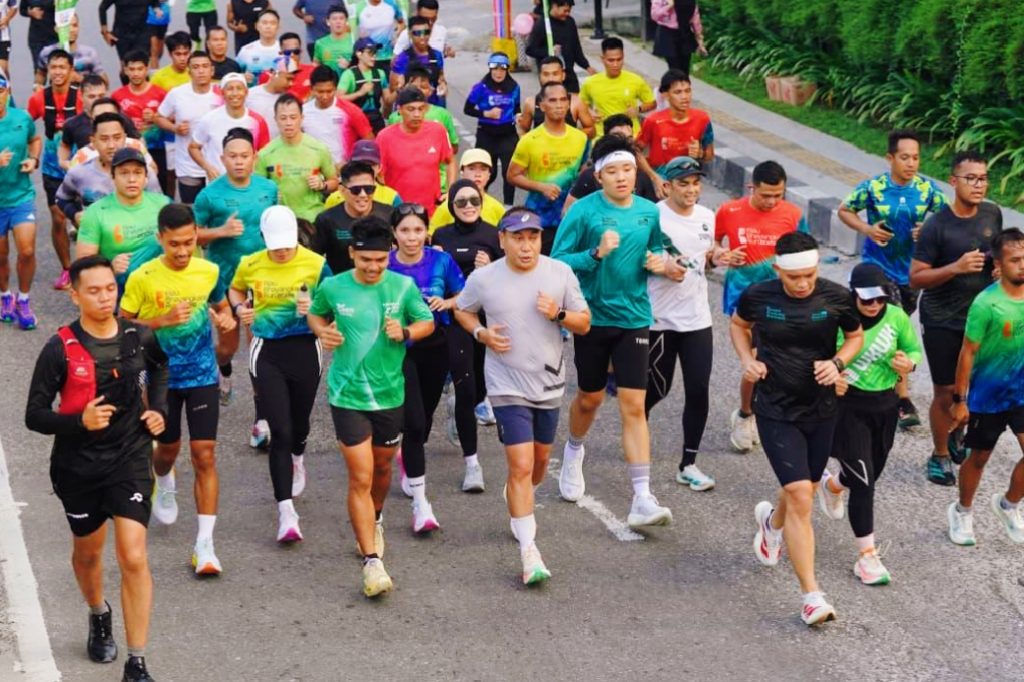 Antusiasme pecinta olahraga lari tanah air dan internasional melonjak tajam. Pendaftaran half marathon Riau Bhayangkara Run 2026 mencatatkan angka fantastis dengan menembus 11.000 peserta dari dalam dan luar negeri hingga Kamis (21/5/2026). (Foto: Humas Polda Riau)
