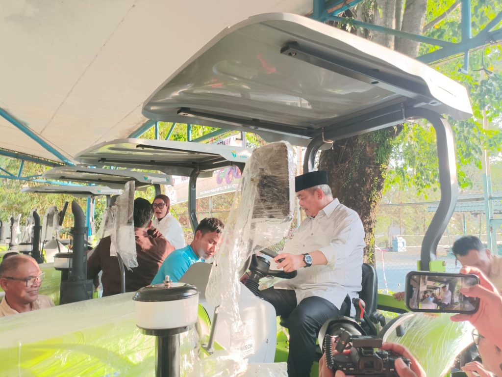 Bupati Lahat, H. Bursah Zarnubi, menyerahan dan mengendarai bantuan berupa lima unit traktor roda empat, Jumat (22/5/2026). (Foto: IST/Heri Susanto)
