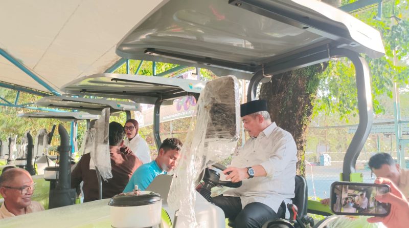 Bupati Lahat, H. Bursah Zarnubi, menyerahan dan mengendarai bantuan berupa lima unit traktor roda empat, Jumat (22/5/2026). (Foto: IST/Heri Susanto)