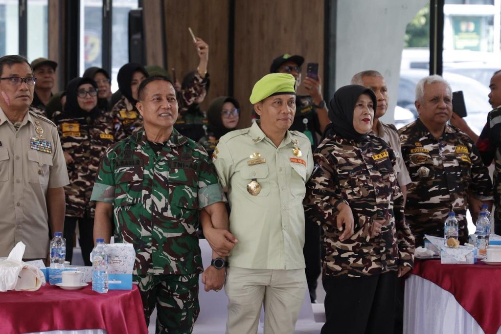 Wakil Ketua DPRD Sumatera Barat (Sumbar), Evi Yandri Rajo Budiman, menegaskan bahwa generasi muda wajib menjadi garda terdepan dalam merawat persatuan bangsa usai menghadiri kegiatan pembinaan Kesadaran Bela Negara Keluarga Besar TNI Kodam XX/Tuanku Imam Bonjol (TIB) di Gedung Sapta Marga, Makodam XX/TIB, Kota Padang, Jumat (22/5/2026). (Foto: IST/Novrianto)
