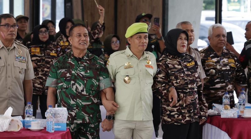 Wakil Ketua DPRD Sumatera Barat (Sumbar), Evi Yandri Rajo Budiman, menegaskan bahwa generasi muda wajib menjadi garda terdepan dalam merawat persatuan bangsa usai menghadiri kegiatan pembinaan Kesadaran Bela Negara Keluarga Besar TNI Kodam XX/Tuanku Imam Bonjol (TIB) di Gedung Sapta Marga, Makodam XX/TIB, Kota Padang, Jumat (22/5/2026). (Foto: IST/Novrianto)