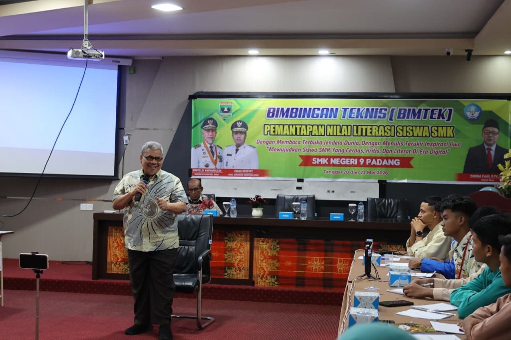 Ketua DPRD Sumatera Barat (Sumbar), Muhidi, menegaskan pentingnya penguatan literasi dan jati diri generasi muda di tengah derasnya arus informasi digital saat menghadiri kegiatan pemantapan nilai literasi di SMK Negeri 9 Padang, Jumat (22/5/2026). (Foto: IST/Novrianto)