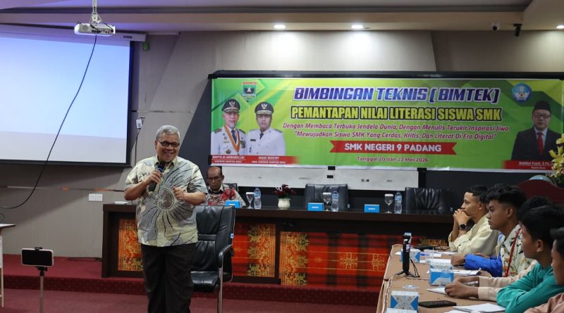 Ketua DPRD Sumatera Barat (Sumbar), Muhidi, menegaskan pentingnya penguatan literasi dan jati diri generasi muda di tengah derasnya arus informasi digital saat menghadiri kegiatan pemantapan nilai literasi di SMK Negeri 9 Padang, Jumat (22/5/2026). (Foto: IST/Novrianto)