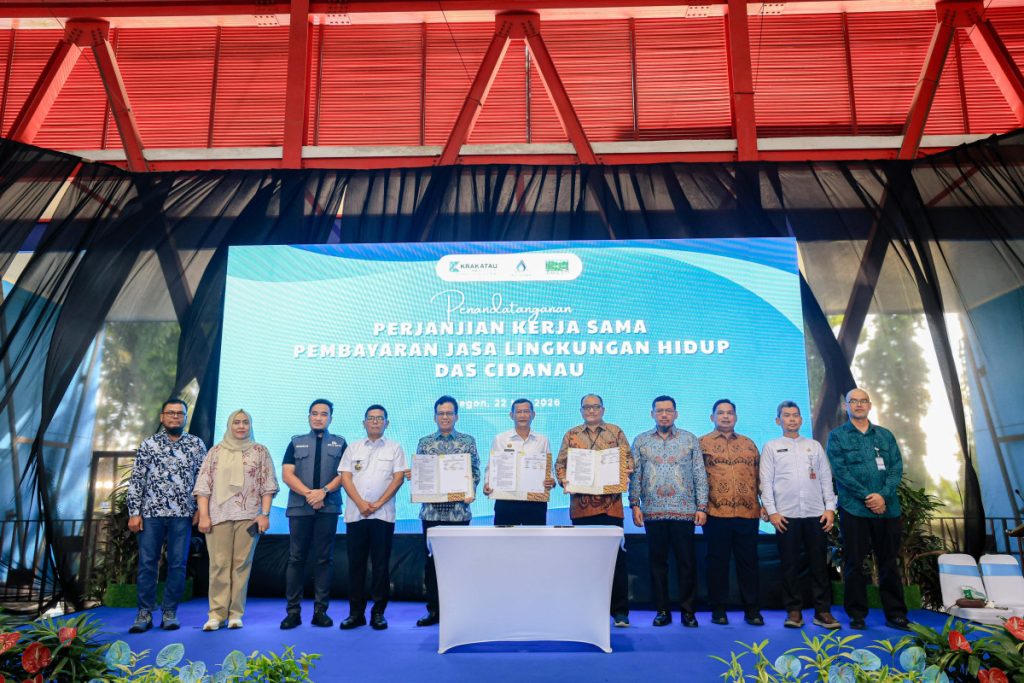 Gubernur Banten, Andra Soni, menyaksikan langsung penandatanganan Perjanjian Kerja Sama (PKS) Program Pembayaran Jasa Lingkungan Hidup (PJLH) DAS Cidanau yang digelar di Excellence Center PT Krakatau Tirta Industri (KTI), Kota Cilegon, Jumat (22/5/2026). (Foto: Pemprov Banten)