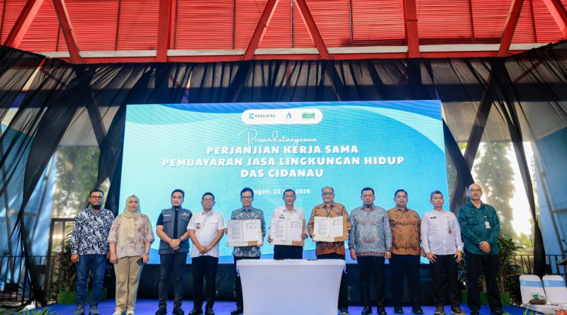 Gubernur Banten, Andra Soni, menyaksikan langsung penandatanganan Perjanjian Kerja Sama (PKS) Program Pembayaran Jasa Lingkungan Hidup (PJLH) DAS Cidanau yang digelar di Excellence Center PT Krakatau Tirta Industri (KTI), Kota Cilegon, Jumat (22/5/2026). (Foto: Pemprov Banten)