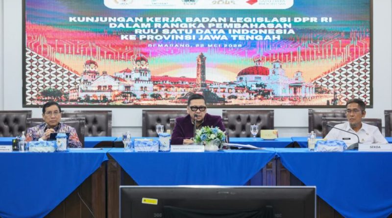 Sekretaris Daerah (Sekda) Provinsi Jawa Tengah, Sumarno, mendorong penuh percepatan integrasi data nasional melalui Rancangan Undang-Undang (RUU) Satu Data Indonesia (SDI) yang disampaikannya saat mewakili Penjabat Gubernur Jawa Tengah menyambut Kunjungan Kerja Badan Legislasi (Baleg) DPR RI di Gedung Gradhika Bhakti Praja, Kantor Gubernur Jawa Tengah, Jumat (22/5/2026). (Foto: Pemprov Jateng)