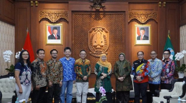 Universitas Surabaya (Ubaya) tengah bersiap mendirikan AI Center yang dibahas secara mendalam dalam audiensi antara Rektor Ubaya, Benny Lianto, dan Gubernur Jawa Timur, Khofifah Indar Parawansa di Gedung Negara Grahadi, Surabaya, Jumat (22/5/2026). (Foto: Pemprov Jatim)