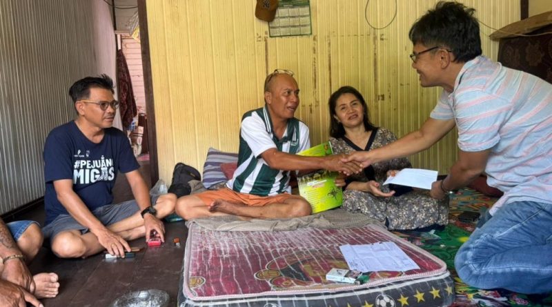 Penyerahan santunan ini berlangsung khidmat di kediaman Roni Batur, Muara Teweh, Kabupaten Barito Utara, Jumat (22/5/2026). (Foto: IST/Carli Silitonga)