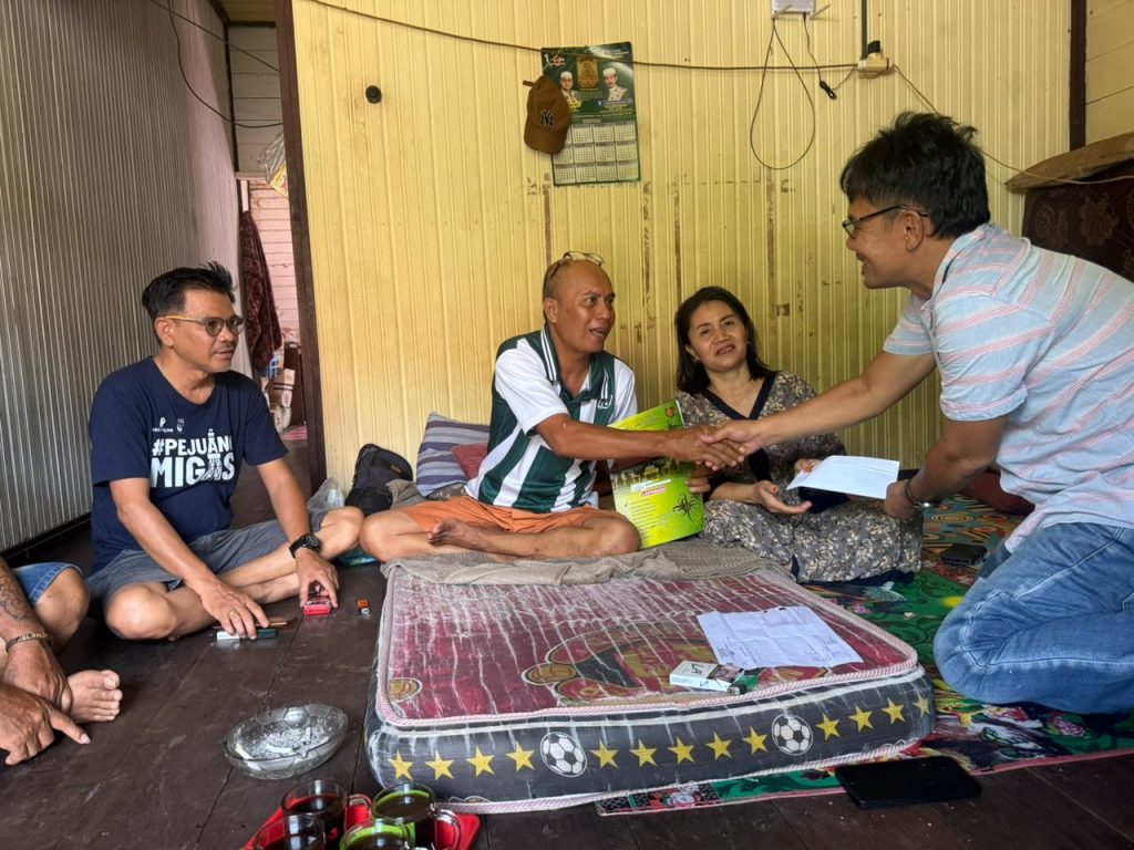 Penyerahan santunan ini berlangsung khidmat di kediaman Roni Batur, Muara Teweh, Kabupaten Barito Utara, Jumat (22/5/2026). (Foto: IST/Carli Silitonga)