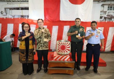 Inspektur Jenderal Kementerian Pertahanan (Irjen Kemhan), Letjen TNI Rui F.G.P. Duarte, menghadiri resepsi diplomatik di atas kapal perang Angkatan Laut Jepang (Japan Maritime Self-Defense Force/JMSDF) JS IKAZUCHI. Acara ini digelar di Dermaga 107, Tanjung Priok, Jakarta, Jumat (22/5/2026). (Foto: Kemhan)