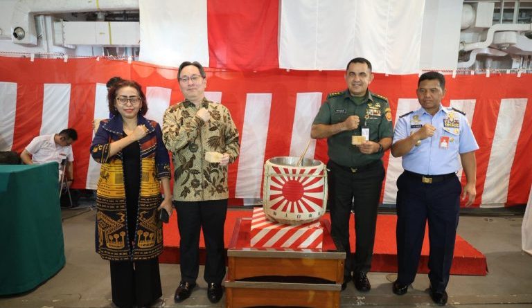 Inspektur Jenderal Kementerian Pertahanan (Irjen Kemhan), Letjen TNI Rui F.G.P. Duarte, menghadiri resepsi diplomatik di atas kapal perang Angkatan Laut Jepang (Japan Maritime Self-Defense Force/JMSDF) JS IKAZUCHI. Acara ini digelar di Dermaga 107, Tanjung Priok, Jakarta, Jumat (22/5/2026). (Foto: Kemhan)