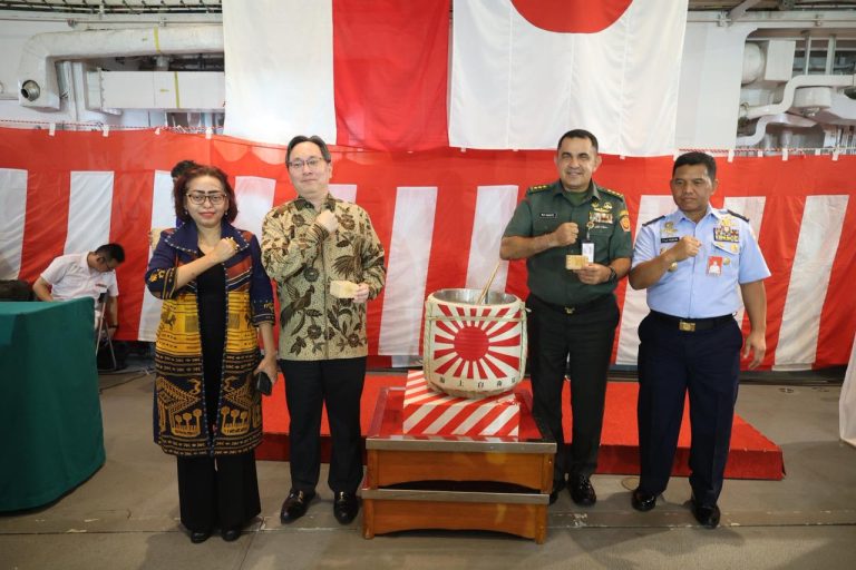Inspektur Jenderal Kementerian Pertahanan (Irjen Kemhan), Letjen TNI Rui F.G.P. Duarte, menghadiri resepsi diplomatik di atas kapal perang Angkatan Laut Jepang (Japan Maritime Self-Defense Force/JMSDF) JS IKAZUCHI. Acara ini digelar di Dermaga 107, Tanjung Priok, Jakarta, Jumat (22/5/2026). (Foto: Kemhan)