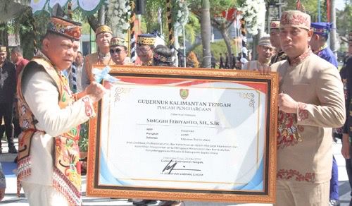 Prosesi penyerahan penghargaan bergengsi dari Gubernur Kalimantan Tengah atas keberhasilan mengawal stabilitas daerah yang dipusatkan di halaman Kantor Gubernur Kalteng, Sabtu (23/5/2026). (Foto: IST/Carli Silitonga)