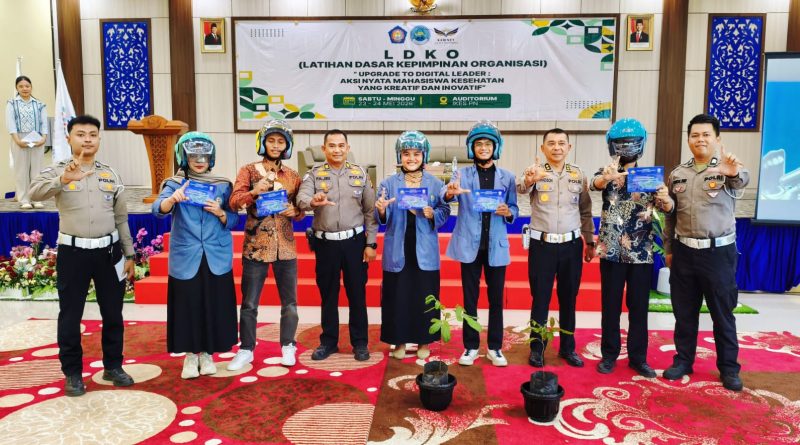 Direktorat Lalu Lintas (Ditlantas) Polda Riau sukses menggelar edukasi keselamatan berkendara sekaligus mengenalkan program inovatif Green Policing dalam kegiatan Latihan Kepemimpinan Dasar Organisasi (LKDO) di Auditorium STIKES Payung Negeri, Sabtu (23/5/2026). (Foto: Humas Ditlantas Polda Riau)