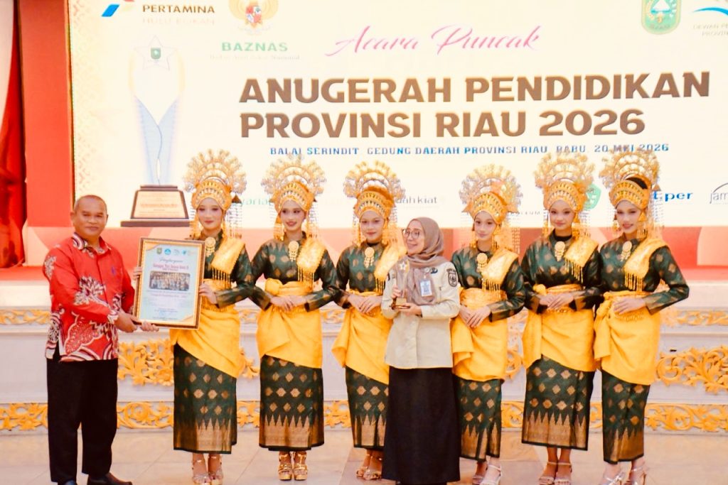 Sanggar Tari Gelora Seni 9 yang bernaung di bawah SMA Negeri 9 Pekanbaru sukses menorehkan prestasi membanggakan dengan menerima Anugerah Pendidikan dari Dewan Pendidikan Provinsi Riau, Rabu (20/5/2026). (Foto: Humas SMAN 9 Pekanbaru)