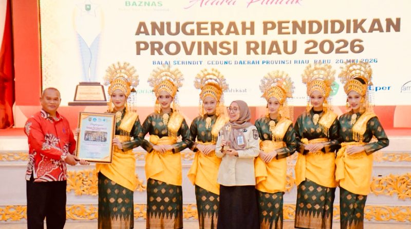 Sanggar Tari Gelora Seni 9 yang bernaung di bawah SMA Negeri 9 Pekanbaru sukses menorehkan prestasi membanggakan dengan menerima Anugerah Pendidikan dari Dewan Pendidikan Provinsi Riau, Rabu (20/5/2026). (Foto: Humas SMAN 9 Pekanbaru)