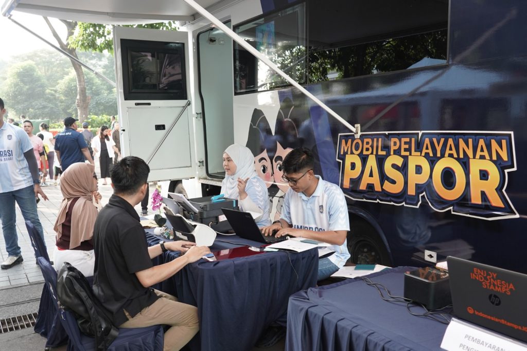 Direktorat Jenderal (Ditjen) Imigrasi melalui Kantor Imigrasi (Kanim) Kelas I Khusus Non TPI Jakarta Barat membuka posko pelayanan paspor langsung di tengah keramaian area Car Free Day (CFD) kawasan Wisma KEIAI, Sudirman, Jakarta, Minggu (24/6/2026). (Foto: Kemen Imipas)