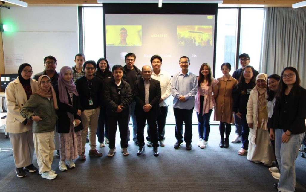 Atase Perdagangan (Atdag) RI Canberra, Agung Haris Setiawan, menginisiasi lokakarya ekspor-impor strategis untuk menyasar generasi muda di luar negeri secara hibrida di Marie Reay Teaching Centre, Australian National University (ANU), Canberra, Australia, Sabtu (23/5/2026). (Foto: Kemendag)