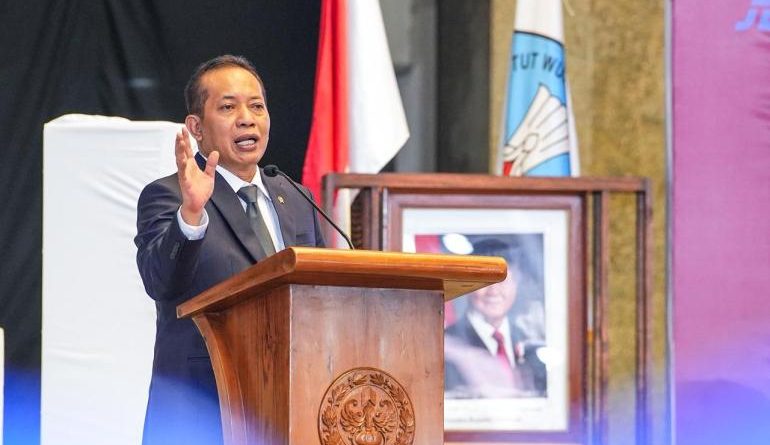 Menteri Koperasi (Menkop), Ferry Juliantono, menantang para lulusan baru dan alumni perguruan tinggi untuk mengambil peran strategis di sektor hulu pada Sidang Terbuka Upacara Wisuda ke-13 Universitas Trilogi Tahun Akademik 2025/2026 di Jakarta, Sabtu (23/5/2026). (Foto: Kemenkop)