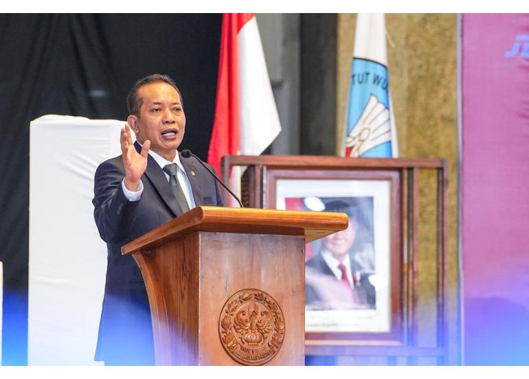 Menteri Koperasi (Menkop), Ferry Juliantono, menantang para lulusan baru dan alumni perguruan tinggi untuk mengambil peran strategis di sektor hulu pada Sidang Terbuka Upacara Wisuda ke-13 Universitas Trilogi Tahun Akademik 2025/2026 di Jakarta, Sabtu (23/5/2026). (Foto: Kemenkop)