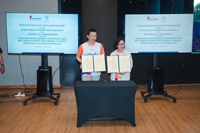 Kementerian Pemuda dan Olahraga (Kemenpora) resmi memperkuat sinergi strategis bersama Universitas Gadjah Mada (UGM) dengan menandatangani nota kesepahaman (MoU) yang berfokus pada pelaksanaan pendidikan, penelitian, dan pengabdian masyarakat di bidang kepemudaan serta keolahragaan nasional oleh Wakil Menteri Pemuda dan Olahraga (Wamenpora RI), Taufik Hidayat, bersama Rektor UGM di Yogyakarta, Minggu (24/5/2026) pagi. (Foto: Kemenpora)