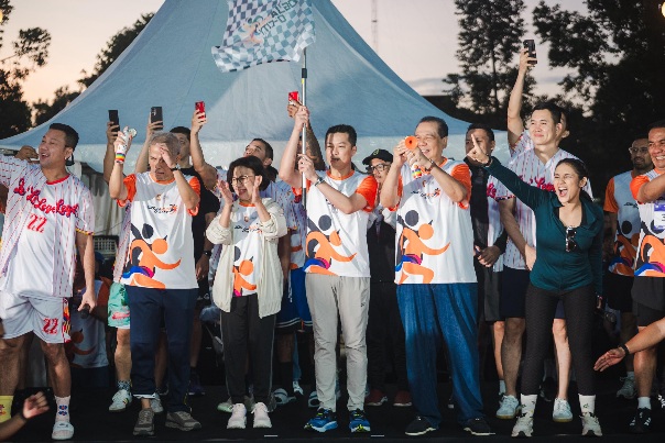 Wakil Menteri Pemuda dan Olahraga Republik Indonesia (Wamenpora RI), Taufik Hidayat, memberikan apresiasi tinggi terhadap penyelenggaraan ajang Jogja Run D-City 2026 pada prosesi pelepasan bendera start (flag off) dipusatkan di kawasan Gelanggang Inovasi dan Kreativitas (GIK) UGM, Sleman, Minggu (24/5/2026) pagi. (Foto: Kemenpora)