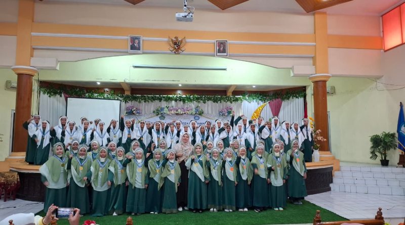 Santri Peserta Khatam al-Qur'an berfoto bersama dengan Ketua Yayasan Marhamah Islam Terpadu, Mayang Sari, S.Kep., Bdn. (Foto: IST/Fitria Sartika)