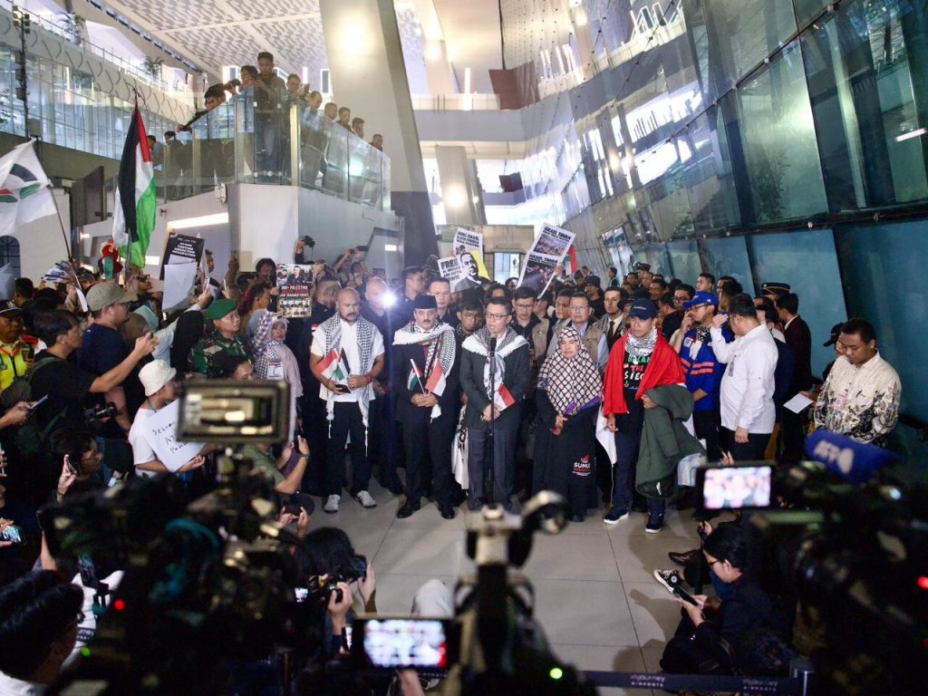 Kementerian Luar Negeri (Kemlu) RI menyampaikan rasa syukur atas kepulangan sembilan Warga Negara Indonesia (WNI) yang tergabung dalam misi kemanusiaan global atas mendaratnya relawan kemanusiaan dari organisasi Global Peace Convoy Indonesia (GPCI), Minggu (24/5/2026). (Foto: Kemlu)