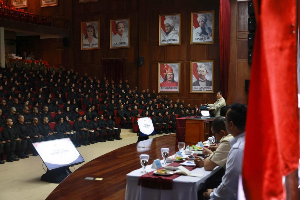 Presiden RI Prabowo Subianto memberikan taklimat khusus kepada para peserta Presidential Future Leaders Program (PFLP) 2026 yang dipusatkan di Hambalang, Kabupaten Bogor, Jawa Barat, Minggu (24/5/2026). (Foto: Setkab RI)