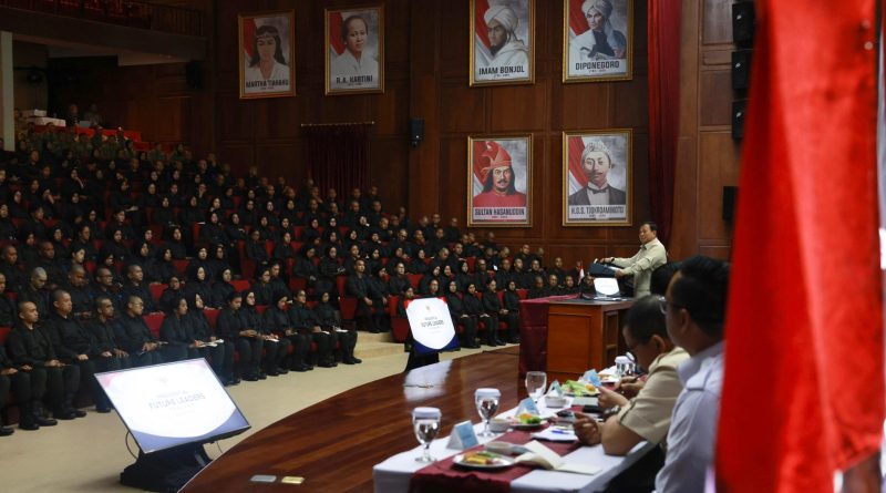 Presiden RI Prabowo Subianto memberikan taklimat khusus kepada para peserta Presidential Future Leaders Program (PFLP) 2026 yang dipusatkan di Hambalang, Kabupaten Bogor, Jawa Barat, Minggu (24/5/2026). (Foto: Setkab RI)