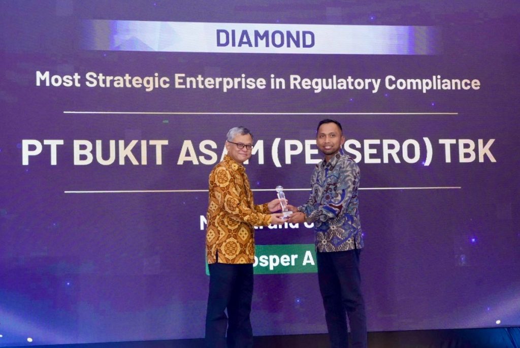 PT Bukit Asam Tbk (PTBA), anggota Holding Industri Pertambangan MIND ID, kembali menorehkan prestasi gemilang di tingkat nasional yaitu berhasil menyabet penghargaan peringkat tertinggi Diamond PROSPER A dengan predikat Most Strategic Enterprise in Regulatory Compliance yangdiserahkan dalam ajang Indonesia Regulatory Compliance Awards (IRCA) 2026 yang berlangsung di Jakarta, Senin (25/5/2026). (Foto: Humas PTBA)