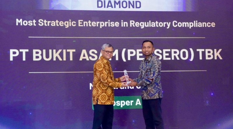 PT Bukit Asam Tbk (PTBA), anggota Holding Industri Pertambangan MIND ID, kembali menorehkan prestasi gemilang di tingkat nasional yaitu berhasil menyabet penghargaan peringkat tertinggi Diamond PROSPER A dengan predikat Most Strategic Enterprise in Regulatory Compliance yangdiserahkan dalam ajang Indonesia Regulatory Compliance Awards (IRCA) 2026 yang berlangsung di Jakarta, Senin (25/5/2026). (Foto: Humas PTBA)