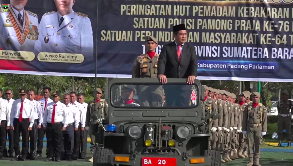 Upacara gabungan tersebut memperingati HUT Pemadam Kebakaran (Damkar) dan Penyelamatan ke-107, Satuan Polisi Pamong Praja (Satpol PP) ke-76, serta Satuan Perlindungan Masyarakat (Satlinmas) ke-64 yang dipusatkan di kampus Politeknik Pelayaran (Poltekpel) Sumbar, Kabupaten Padang Pariaman, Senin (25/5/2026). (Foto: Pemprov Sumbar)