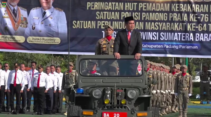Upacara gabungan tersebut memperingati HUT Pemadam Kebakaran (Damkar) dan Penyelamatan ke-107, Satuan Polisi Pamong Praja (Satpol PP) ke-76, serta Satuan Perlindungan Masyarakat (Satlinmas) ke-64 yang dipusatkan di kampus Politeknik Pelayaran (Poltekpel) Sumbar, Kabupaten Padang Pariaman, Senin (25/5/2026). (Foto: Pemprov Sumbar)