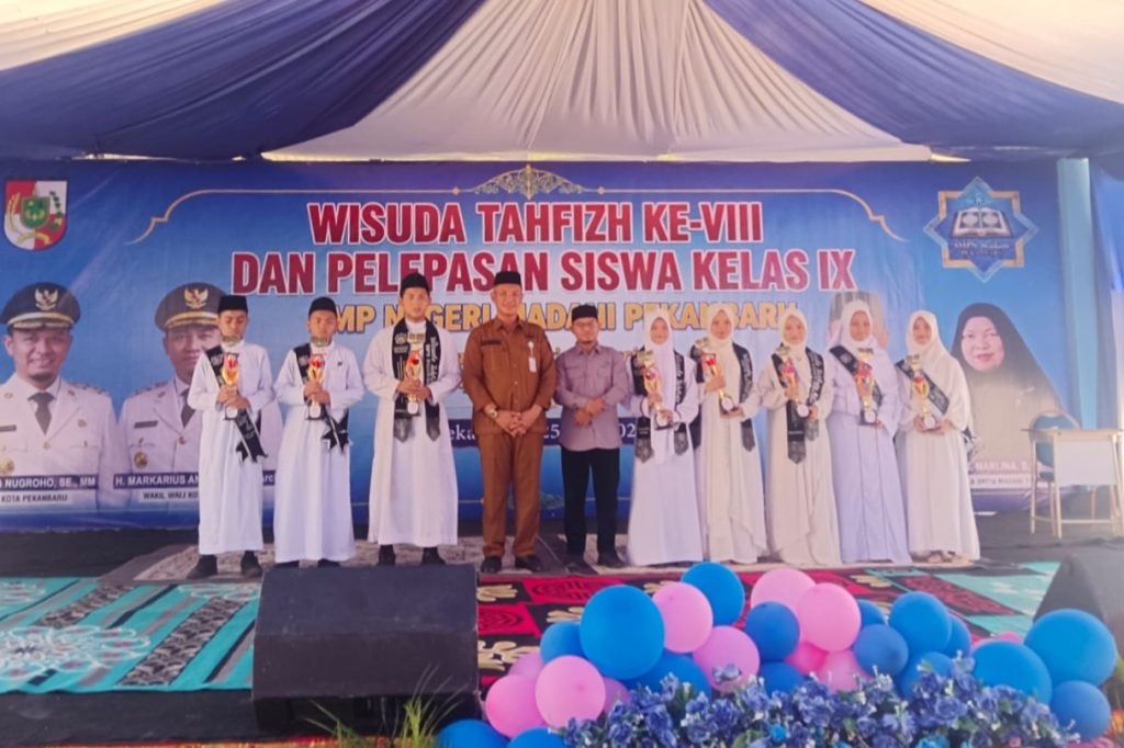 Sebanyak 115 peserta didik SMP Negeri 41 Madani Pekanbaru mengikuti prosesi wisuda tahfiz Alquran, Senin (25/5/2026). (Foto: MC Riau)