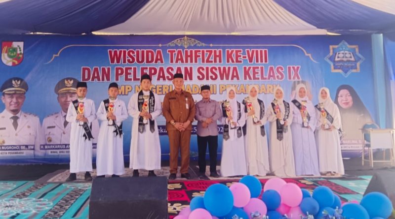 Sebanyak 115 peserta didik SMP Negeri 41 Madani Pekanbaru mengikuti prosesi wisuda tahfiz Alquran, Senin (25/5/2026). (Foto: MC Riau)