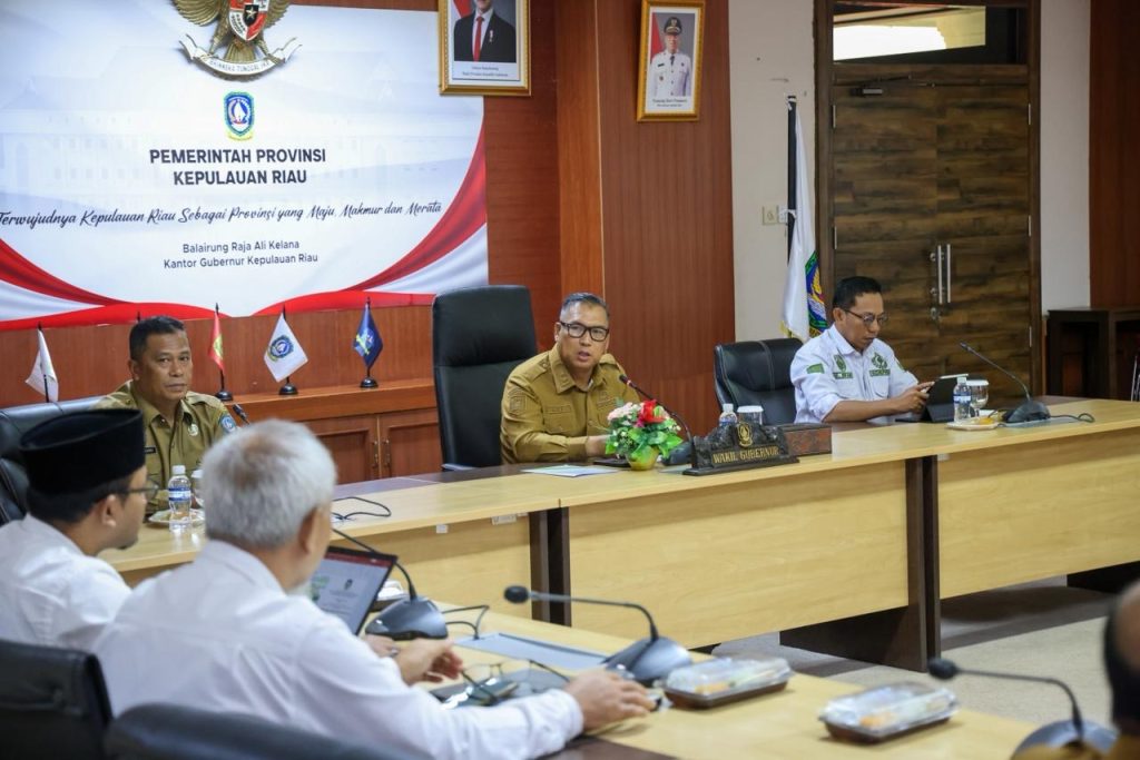 Wakil Gubernur Kepulauan Riau (Wagub Kepri), Nyanyang Haris Pratamura, menghadiri sekaligus menjadi pembicara utama dalam Rapat Koordinasi Daerah (Rakorda) Peningkatan Kapasitas Aparatur dan Kelembagaan Desa di Ruang Rapat Utama Kantor Gubernur Kepri, Dompak, Tanjungpinang, Senin (25/5/2026). (Foto: Pemprov Kepri)
