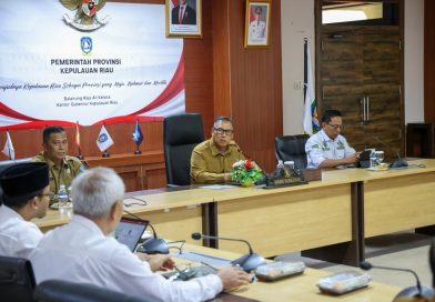 Wakil Gubernur Kepulauan Riau (Wagub Kepri), Nyanyang Haris Pratamura, menghadiri sekaligus menjadi pembicara utama dalam Rapat Koordinasi Daerah (Rakorda) Peningkatan Kapasitas Aparatur dan Kelembagaan Desa di Ruang Rapat Utama Kantor Gubernur Kepri, Dompak, Tanjungpinang, Senin (25/5/2026). (Foto: Pemprov Kepri)