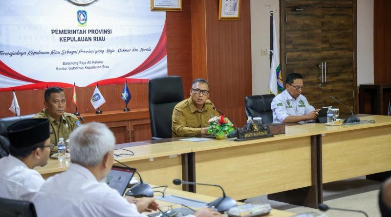 Wakil Gubernur Kepulauan Riau (Wagub Kepri), Nyanyang Haris Pratamura, menghadiri sekaligus menjadi pembicara utama dalam Rapat Koordinasi Daerah (Rakorda) Peningkatan Kapasitas Aparatur dan Kelembagaan Desa di Ruang Rapat Utama Kantor Gubernur Kepri, Dompak, Tanjungpinang, Senin (25/5/2026). (Foto: Pemprov Kepri)