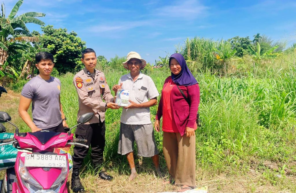 Jajaran Kepolisian Resor Kota (Polresta) Pekanbaru melalui Polsek Kawasan Pelabuhan menyalurkan bantuan paket pupuk dan herbisida kepada kelompok tani di wilayah hukumnya, Senin (25/5/2026). (Foto: Humas Polda Riau)