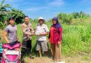 Jajaran Kepolisian Resor Kota (Polresta) Pekanbaru melalui Polsek Kawasan Pelabuhan menyalurkan bantuan paket pupuk dan herbisida kepada kelompok tani di wilayah hukumnya, Senin (25/5/2026). (Foto: Humas Polda Riau)