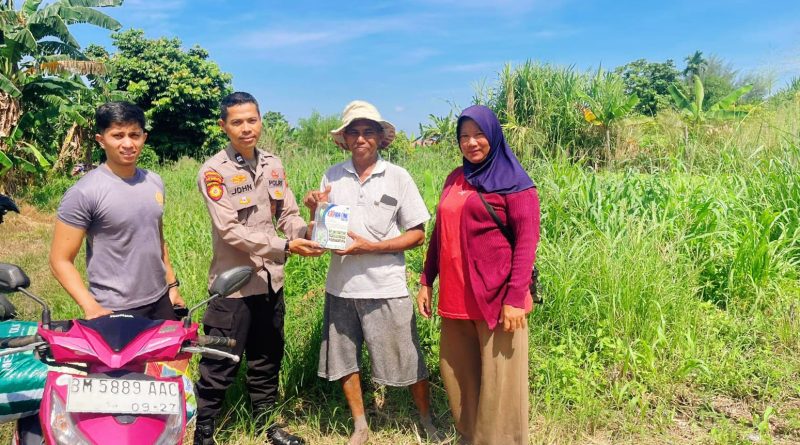 Jajaran Kepolisian Resor Kota (Polresta) Pekanbaru melalui Polsek Kawasan Pelabuhan menyalurkan bantuan paket pupuk dan herbisida kepada kelompok tani di wilayah hukumnya, Senin (25/5/2026). (Foto: Humas Polda Riau)
