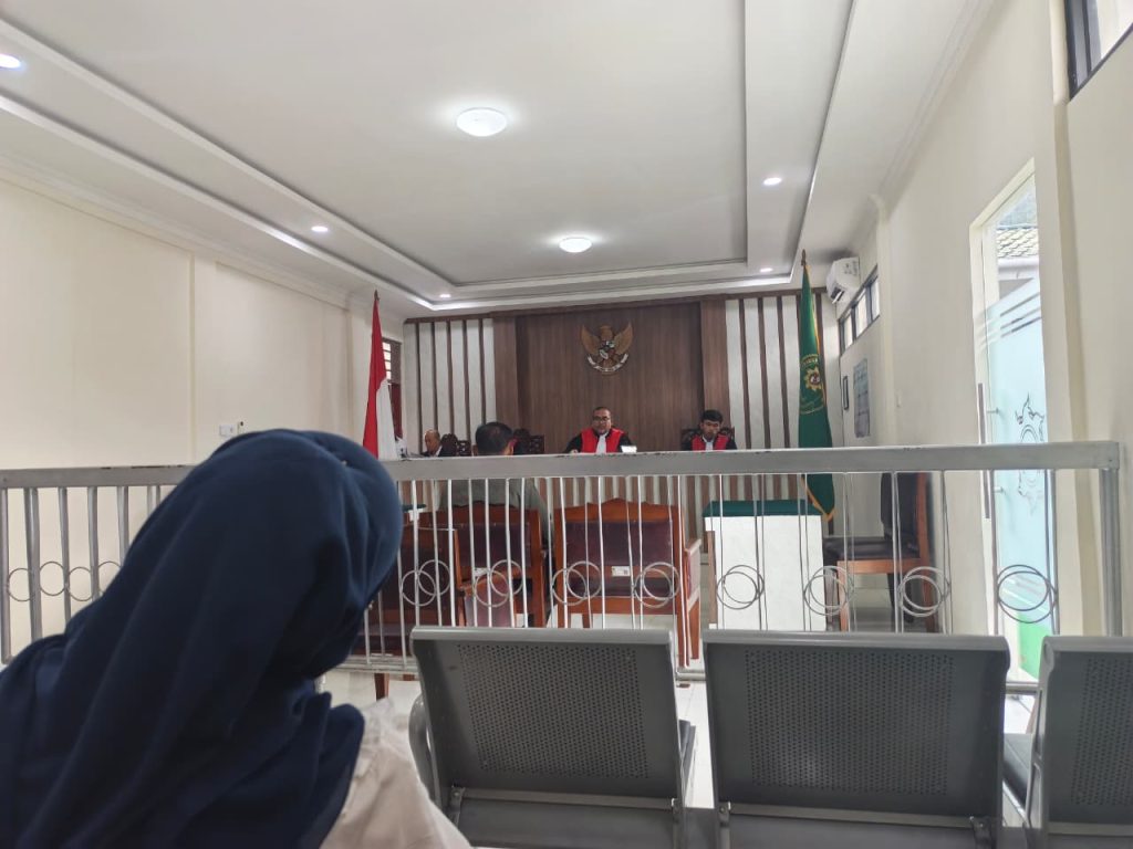 Anggota DPRD Kota Sungai Penuh, Fahruddin, hari ini menjalani sidang lanjutan kasus dugaan perusakan fasilitas publik di Pengadilan Negeri (PN) Sungai Penuh, Senin (25/5/2026). (Foto: IST/Dewi Yulianti)